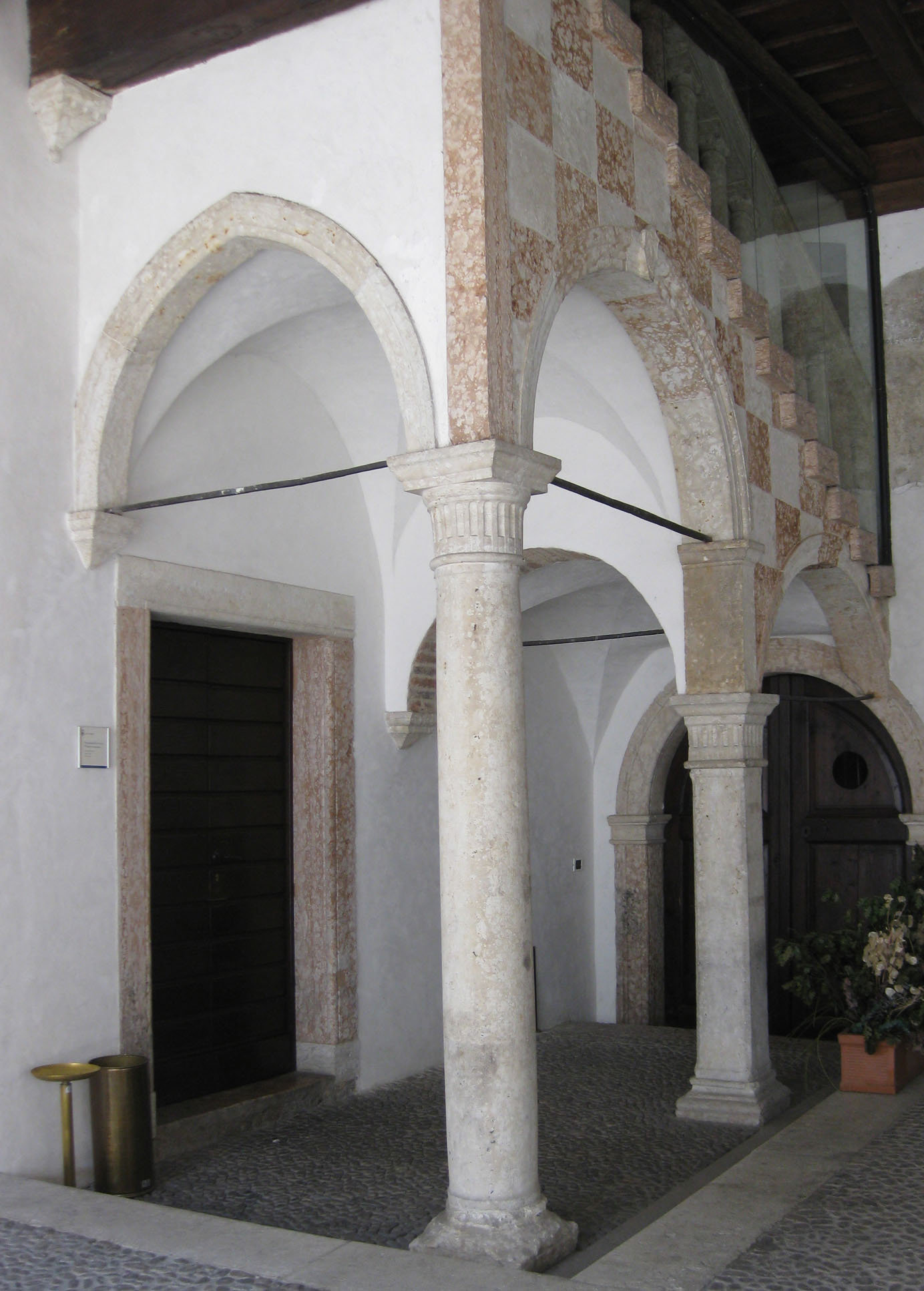 La scala in stile veneziano, presso Palazzo Geremia, coevo del palazzo A Prato e probabilmente assimilabile nello stile architettonico